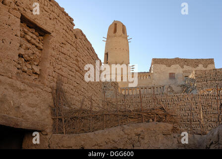 Minaret de la mosquée, Nasr el Din El Qasr, Dakhla Oasis, désert de l'Ouest, l'Egypte, l'Afrique Banque D'Images