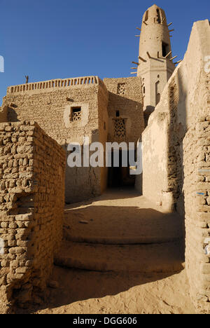 Minaret de la mosquée, Nasr el Din El Qasr, Dakhla Oasis, désert de l'Ouest, l'Egypte, l'Afrique Banque D'Images