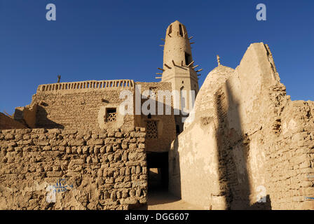 Minaret de la mosquée, Nasr el Din El Qasr, Dakhla Oasis, désert de l'Ouest, l'Egypte, l'Afrique Banque D'Images