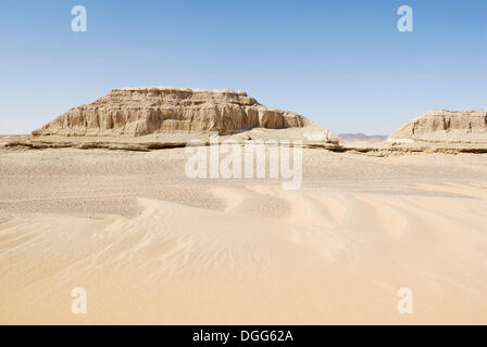 Paysage de désert de sable avec des dunes entre Dakhla et Kharga Oasis, Oasis du désert de l'Ouest, l'Egypte, l'Afrique Banque D'Images