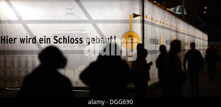 Berlin, Allemagne. 14Th Oct, 2013. Les gens à pied en face d'une publicité lumineuse pour le Forum Humboldt à Berlin, Allemagne, 14 octobre 2013. Le site de construction pour le Forum Humboldt est derrière le mur publicitaire. Photo : Rainer Jensen/dpa/Alamy Live News Banque D'Images