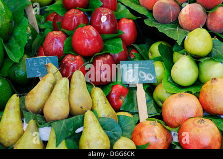 Stand de fruits, marché couvert, Mercat de la Boqueria, La Rambla, Barcelone, Catalogne, Espagne Banque D'Images