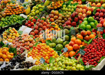 Stand de fruits, marché couvert, Mercat de la Boqueria, La Rambla, Barcelone, Catalogne, Espagne Banque D'Images