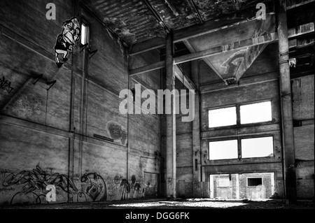 L'Italie. Murale dans usine abandonnée Banque D'Images