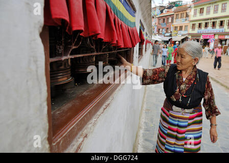 La Marche des pèlerins autour de stupa de Boudhanath et en tournant la roue de prière, Katmandou, Népal, Asie Banque D'Images