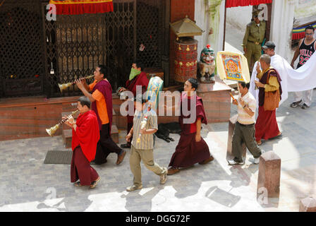 La Marche des pèlerins autour de stupa de Boudhanath, Katmandou, Népal, Asie Banque D'Images