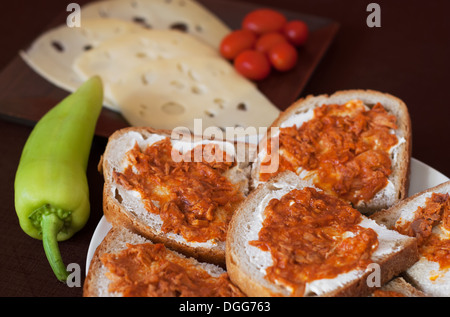 Pain au thon en sauce tomate avec du fromage et des légumes. Banque D'Images