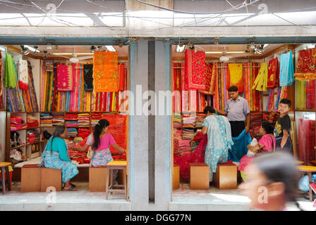 Tissus colorés dans un magasin de textiles, Katmandou, Népal, Asie Banque D'Images