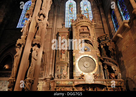 Horloge astronomique à l'intérieur de la cathédrale de Strasbourg, Strasbourg, Alsace, France, Europe Banque D'Images