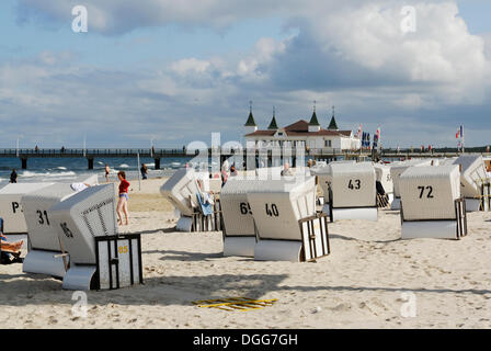 Plage, chaises de plage en osier couvert, Seebruecke pier, Seebad Ahlbeck station balnéaire, Kaiserbad, île d'Usedom, mer Baltique Banque D'Images