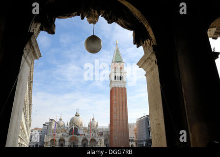 La Place St Marc, le clocher, le Campanile de Saint Marc, Le Campanile di San Marco, la Basilique Saint Marc, Venise, Italie, Europe Banque D'Images