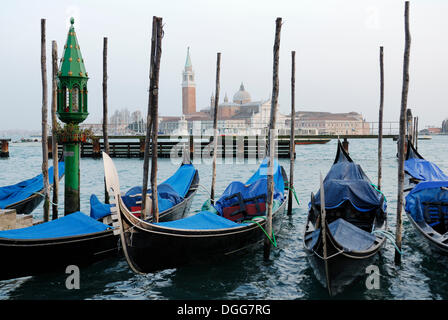 Gondoles, vue sur San Giorgio Maggiore, Molo della Piazzetta San Marco, trimestre, Venise, Venise, Vénétie, Italie, Europe Banque D'Images