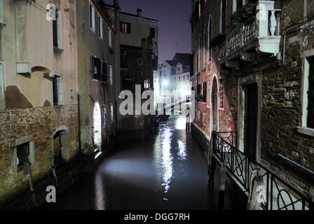 Maisons sur un canal dans la nuit, Venise, Vénétie, Italie, Europe Banque D'Images