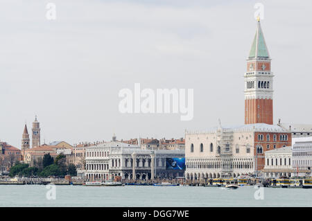 Du Palais des Doges, Le Palais des Doges, Le Campanile de Saint Marc, la tour, quartier San Marco, Venise, Venise, Vénétie, Italie, Europe Banque D'Images