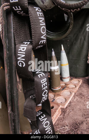 Fort Bragg, Caroline du Nord, USA. 19 Oct, 2013. Artillerie de 155 mm sont prêts à être tirés à partir de la M777A2 obusiers légers sur Fort Bragg, Caroline du Nord, le 19 octobre 2013. Les Marines américains de l'Inde 3/10 Batterie, 1er Bataillon, 10e Régiment de Marines, 2e Division de marines de Camp Lejeune, N.C. sont à Fort Bragg pour leur "Rolling Thunder" formation semestrielle. La formation fournit les Marines la possibilité de perfectionner leurs compétences afin qu'ils peuvent être plus efficaces dans les opérations de combat. Credit : Timothy L. Hale/ZUMAPRESS.com/Alamy Live News Banque D'Images