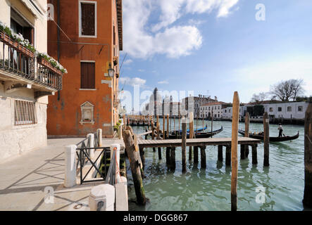 Gondoles, jetty, église de Santa Maria della Salute, le Palazzo Vernier dai Leoni palace, Grand Canal, Venice, Veneto, Italie Banque D'Images