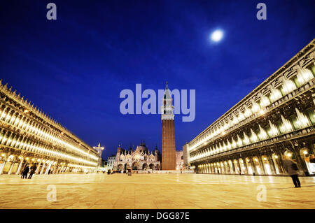 Bâtiments Procuratie et de Saint Marc, Le Campanile Campanile San Marco, à la place St Marc le soir, quartier San Marco, Venise Banque D'Images