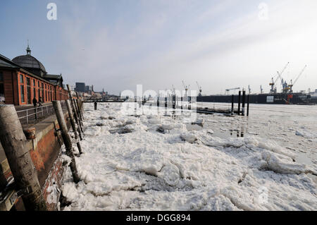 Vieux marché aux poissons salle d'enchères avec pont, le marché aux poissons, la banquise, port de Hambourg en hiver, Altona, Hambourg Banque D'Images