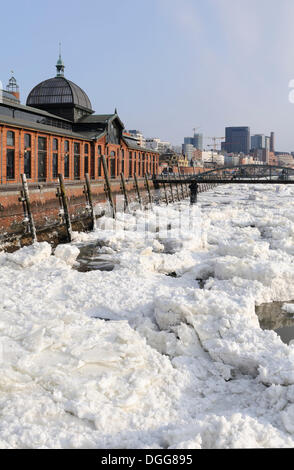Vieux marché aux poissons salle d'enchères avec pont, le marché aux poissons, la banquise, port de Hambourg en hiver, Altona, Hambourg Banque D'Images