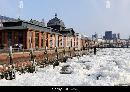 Vieux marché aux poissons salle d'enchères avec pont, le marché aux poissons, la banquise, port de Hambourg en hiver, Altona, Hambourg Banque D'Images