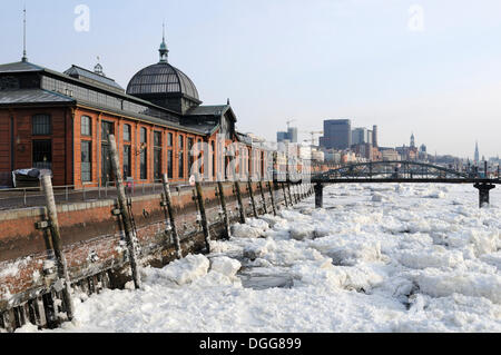 Vieux marché aux poissons salle d'enchères avec pont, marché aux poissons, le port de Hambourg en hiver, Altona, Hambourg Banque D'Images
