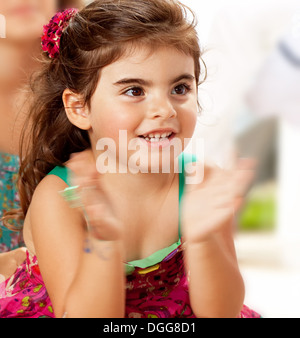 Peu de mains baby girl , close up portrait of smiling rire enfant femelle Banque D'Images