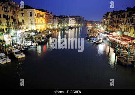 Bateaux, gondoles sur le Grand Canal, Canal Grande, du Pont du Rialto, le Palais Dolfin Manin, Palazzo Barbarigo, la nuit, Venise Banque D'Images