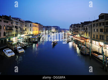 Bateaux sur le Grand Canal, Canal Grande, du Pont du Rialto, le Palais Dolfin Manin, Palazzo Barbarigo, la nuit, Venise, Venezia Banque D'Images