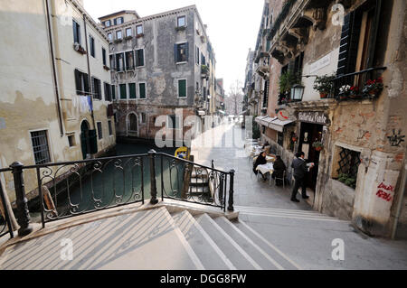 Restaurant le long du canal Rio del Megio, avec le pont ponte del Megio, Santa Croce, Venise, Venise, Vénétie, Italie Banque D'Images