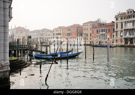 Gondoles sur le Grand Canal, le Palazzo Giustinian, Palazzo Tiepoletto Perisco Passi, Palazzo Soranzo Pisani, Palazzo Tiepolo Passi Banque D'Images