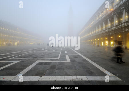 La Place Saint Marc, les Procuraties bâtiments et la Campanile dans la brume, Venise, Venise, Vénétie, Italie, Europe Banque D'Images
