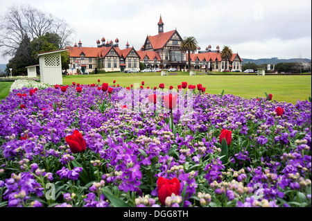 Rotorua, île du Nord, en Nouvelle-Zélande. Le Rotorua Musée d'art et d'histoire , situé dans le jardins du gouvernement. Banque D'Images