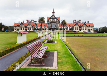 Rotorua, île du Nord, en Nouvelle-Zélande. Le Rotorua Musée d'art et d'histoire , situé dans le jardins du gouvernement. Banque D'Images