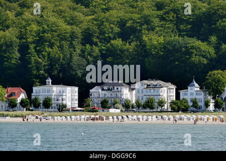 Plage et chaises de plage en osier couvert en face de resort ou Baeder architecture, Binz, Mecklembourg-Poméranie-Occidentale, Allemagne Banque D'Images