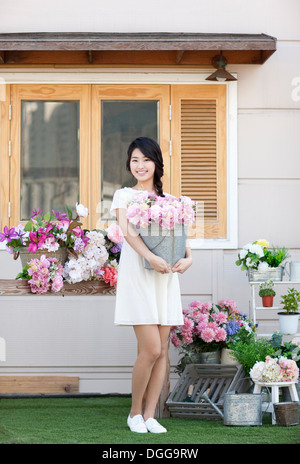 Une jeune femme avec de belles fleurs Banque D'Images