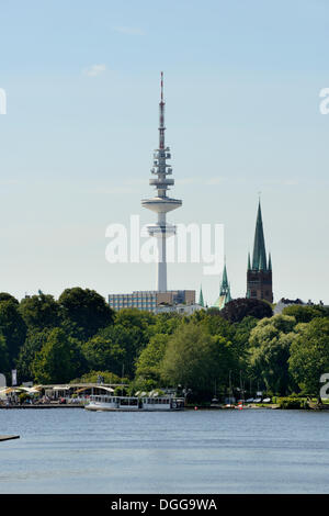 Bateau à vapeur de la rivière Alster sur l'Aussenalster ou extérieure Lac Alster, tour de télévision, Hambourg, Hambourg, Allemagne Banque D'Images