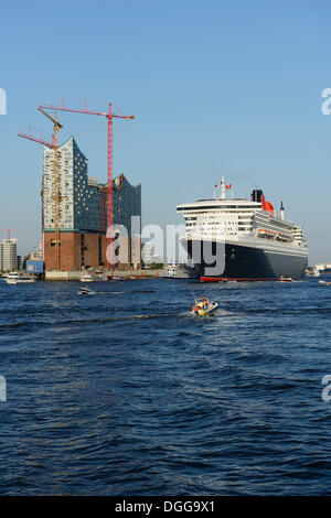 Bateau de croisière le Queen Mary 2 de quitter le port, Elbe Philharmonic Hall en construction, Hambourg, Hambourg, Allemagne Banque D'Images