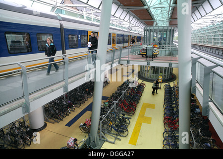 Local à vélos à la gare de Houten, Pays-Bas une nouvelle ville près d'Utrecht. Banque D'Images