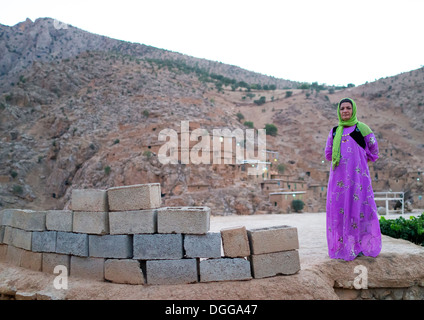 Femme en face de l'ancien village kurde de Palangan, Iran Banque D'Images