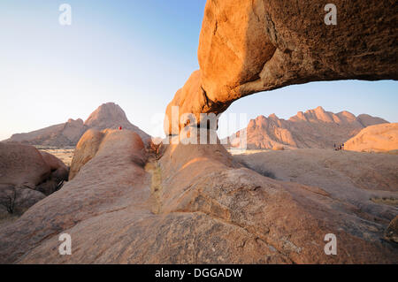 Le pont rock formation dans le soleil du soir, pierre naturelle arch, Pontok Montagnes, Grande Montagne Spitzkoppe Banque D'Images
