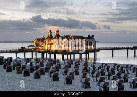 Pier éclairé de la mer Baltique, station balnéaire de Sellin, Ruegen Island, Mecklembourg-Poméranie-Occidentale Banque D'Images