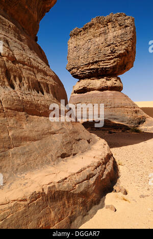 Rock formation à Tin Akachaker, Tassili du Hoggar, Tamanrasset, Algérie, Sahara, Afrique Banque D'Images