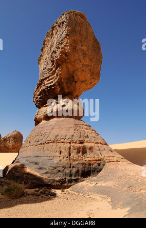 Rock formation à Tin Akachaker, Tassili du Hoggar, Tamanrasset, Algérie, Sahara, Afrique Banque D'Images