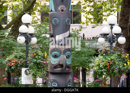 Gros plan sur deux visages sculptés sur le Totem Indien Tlingit, Pioneer Square, Seattle, USA Banque D'Images