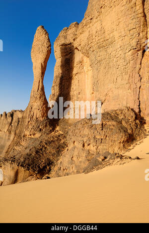 Formation rocheuse de grès à Tin Akachaker, Tassili du Hoggar, Tamanrasset, Algérie, désert du Sahara, l'Afrique Banque D'Images