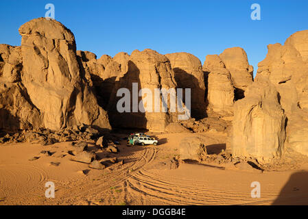 Camp dans le paysage de désert rocailleux à El Ghessour, Tassili du Hoggar, Tamanrasset, Algérie, Sahara, Afrique du Nord Banque D'Images