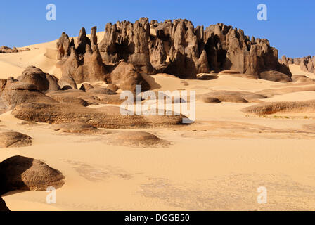 La formation de grès de Tin Akachaker, Tassili du Hoggar, Tamanrasset, Algérie, désert du Sahara, l'Afrique du Nord Banque D'Images