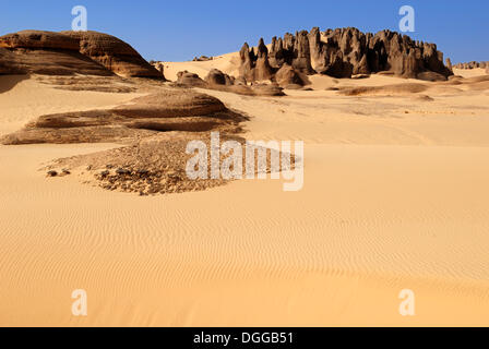 La formation de grès de Tin Akachaker, Tassili du Hoggar, Tamanrasset, Algérie, désert du Sahara, l'Afrique du Nord Banque D'Images