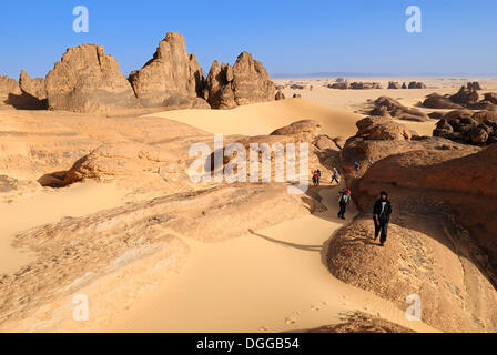 Groupe de touristes, randonneurs dans la formation de grès de Tin Akachaker, Tassili du Hoggar, Tamanrasset, Algérie Wilaya Banque D'Images