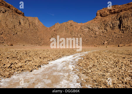 Le sel dans le paysage volcanique de la basse Ouksem Crater, Sahara, Tamanrasset, Menzas Province, Algérie Banque D'Images